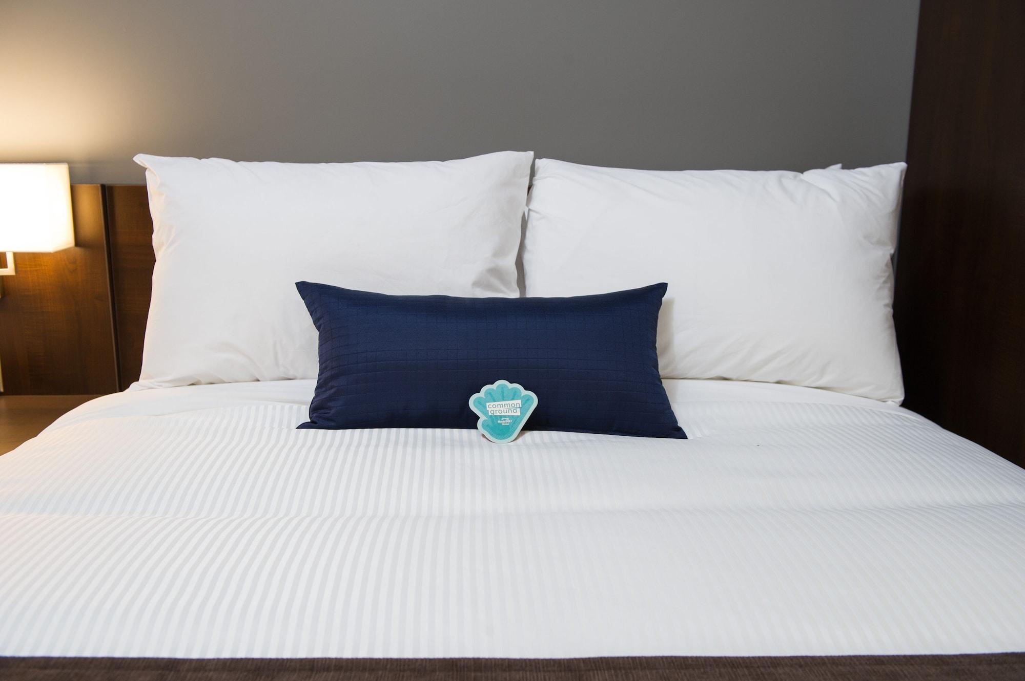 Microtel Inn & Suites By Wyndham Уайткорт Екстериор снимка