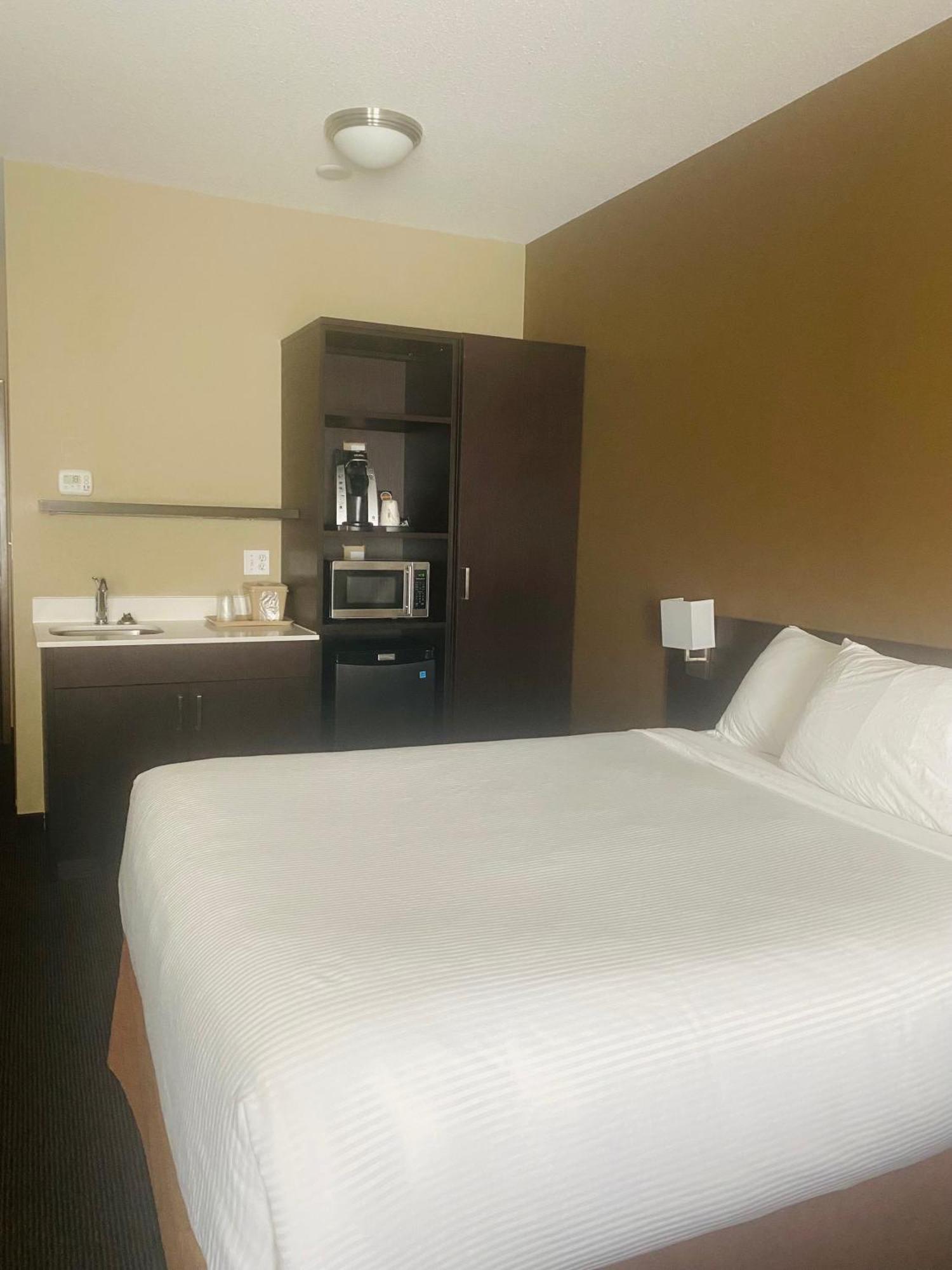 Microtel Inn & Suites By Wyndham Уайткорт Екстериор снимка