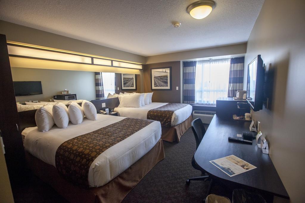 Microtel Inn & Suites By Wyndham Уайткорт Екстериор снимка